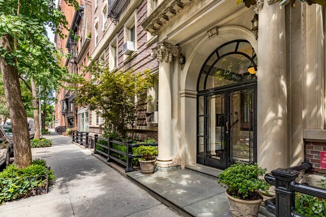 Entrance - 13-15 E 10th St