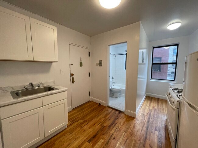 Building Photo - 2810 Foster Ave