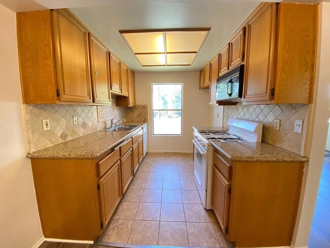 Kitchen - 14950 Burbank Blvd