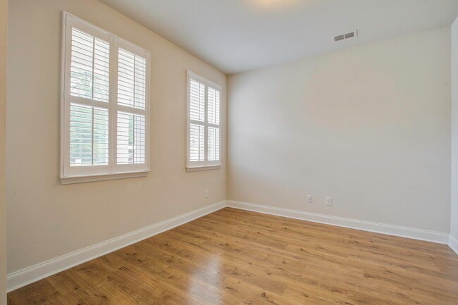 Foto del edificio - 7824 Montview Rd