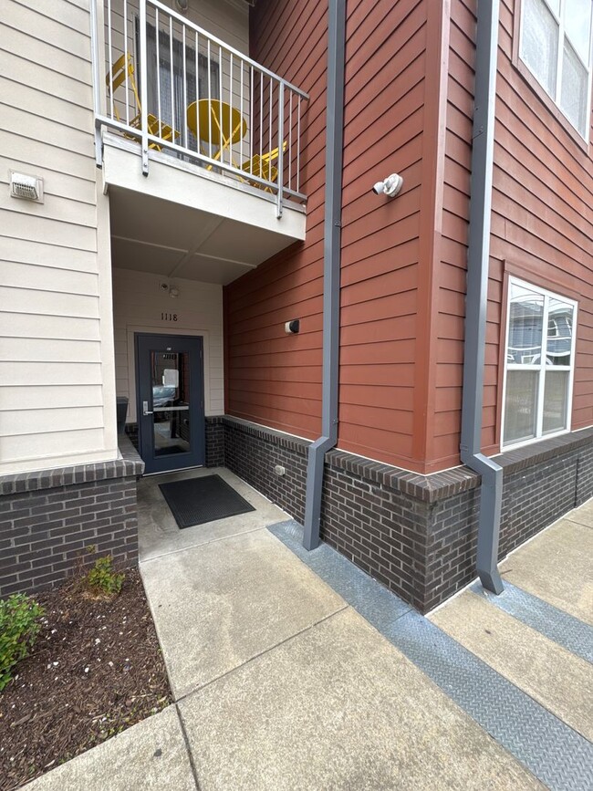 Building Photo - Modern Ground-Floor Condo in Gated Communi...
