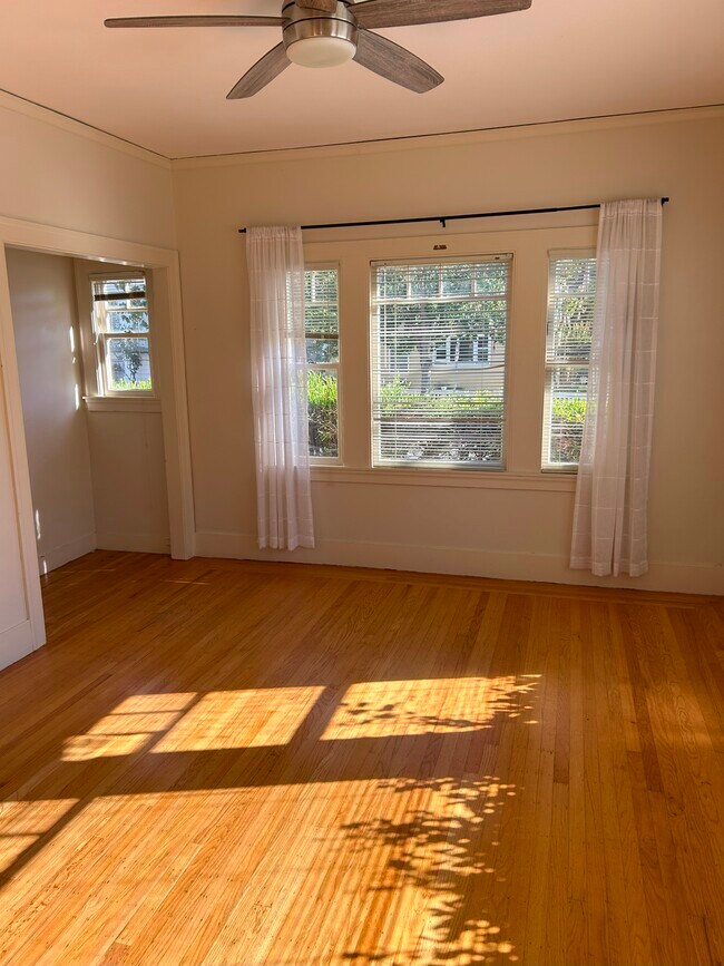 Light filled living room - 2201 Prince St
