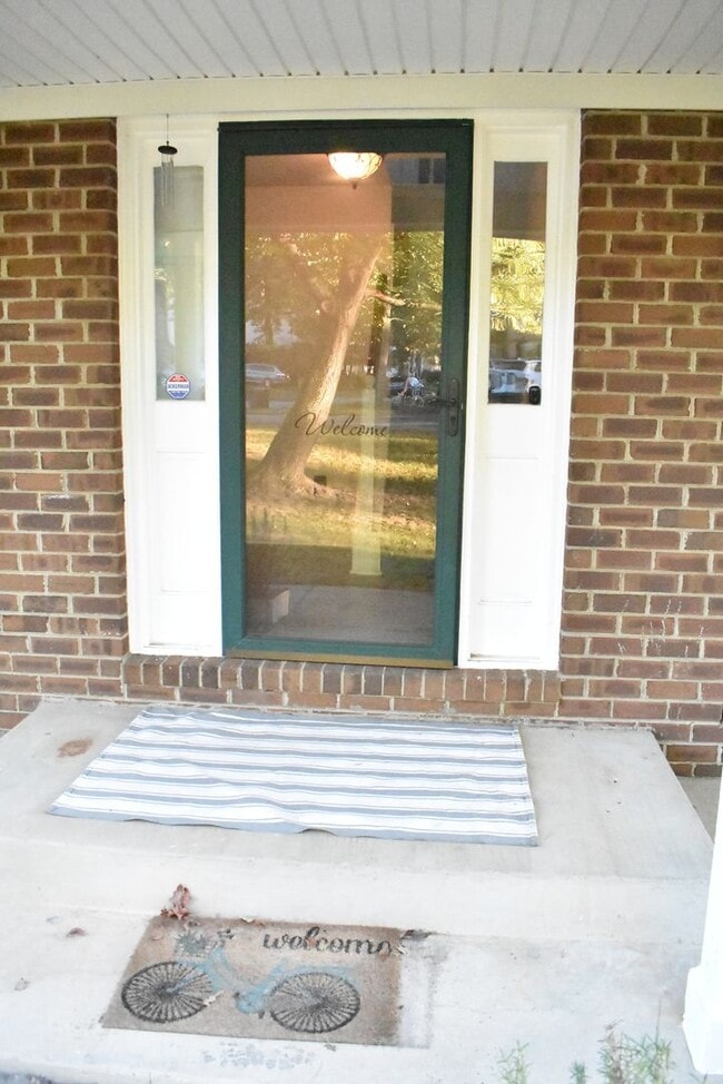 Foto del edificio - Welcome To Lake Ridge's Finest...