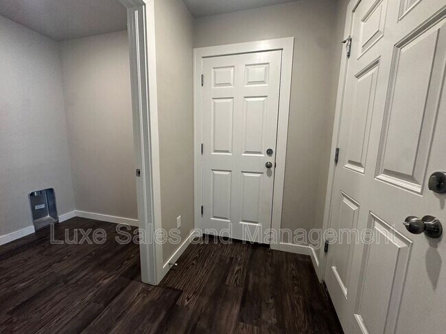 Building Photo - 727 SW 13th St