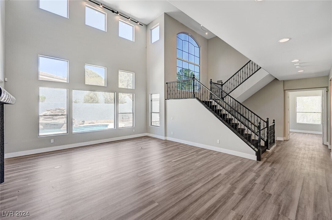 Foto principal - 8070 Lands End Ave
