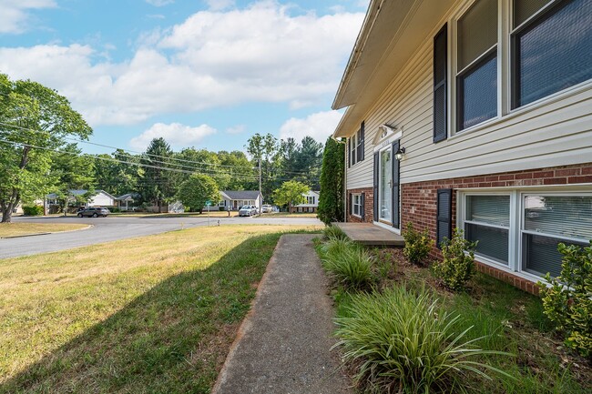 Building Photo - Great 4 Bedroom House