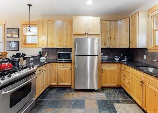 Building Photo - 250 Buckhorn Cir
