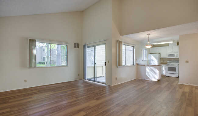 Habitaciones amplias con pisos de tablones de madera - Mariners Cove Apartments