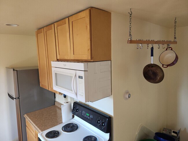 Building Photo - 3 bed 2 bath home *Close to JBER*