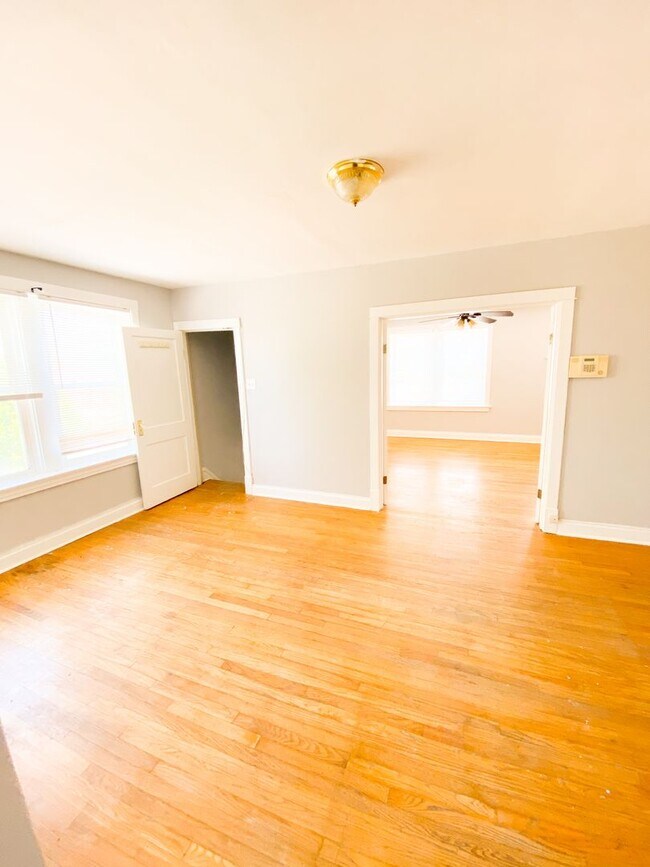 Foto del edificio - Spacious 2 bed/1 bath Apartment Just South of Cherokee!