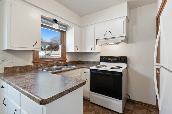 Kitchen - 2728 W Oriole Dr