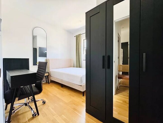 Building Photo - Furnished room/NOT APARTMENT