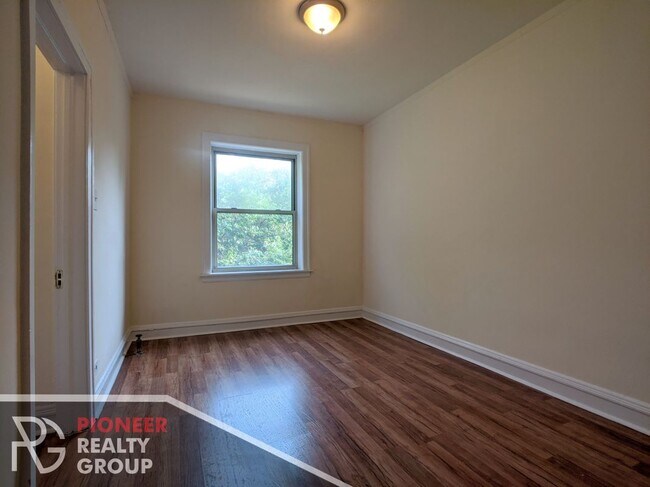 Building Photo - 2536 N Sawyer Ave