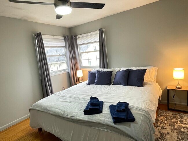 Dormitorio n.° 1 con cama King - 160 Westfall Rd