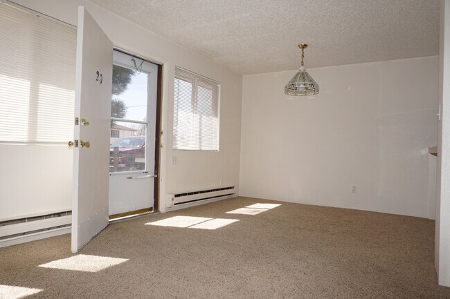 Building Photo - Spacious 2 Bedroom Condo