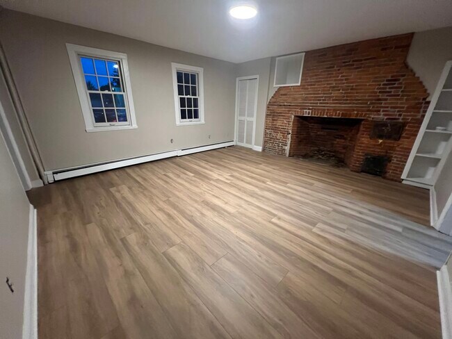 Gran sala de estar de 16x17 con chimenea antigua. - 347 Elliot St