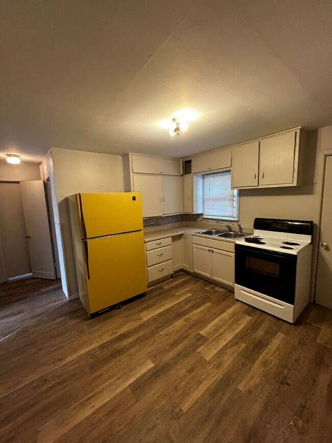 Building Photo - 2 bedroom 1 bathroom