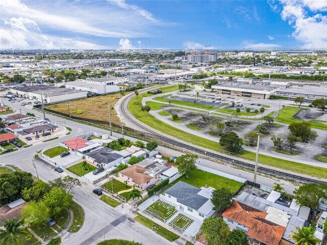 Foto del edificio - 8330 NW 35th Pl