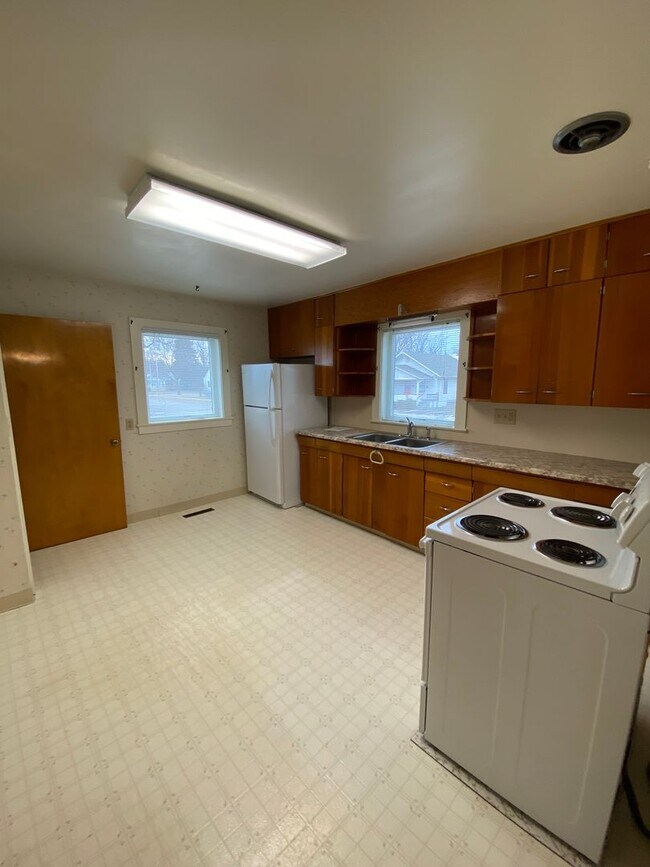 Foto del edificio - 3 Bed (1 Non-Egress)/ 1 Bath/ 2 Car Garage...