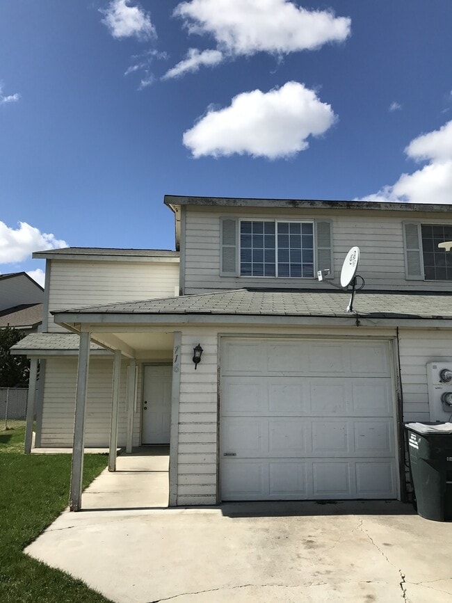 Building Photo - 716 NW Sunburst Ct