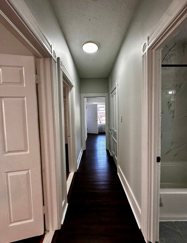 Foto del edificio - Spacious 3 bed/1 bath off of Broadway!