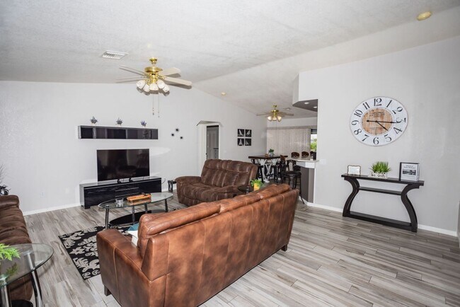 Foto del edificio - 3 BEDROOM 2 BATH 2 CAR GARAGE POOL HOME W/...