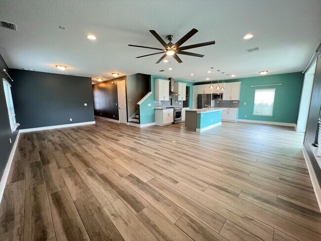 Building Photo - Absolutely Stunning 4 Bedroom / 3 Bathroom...