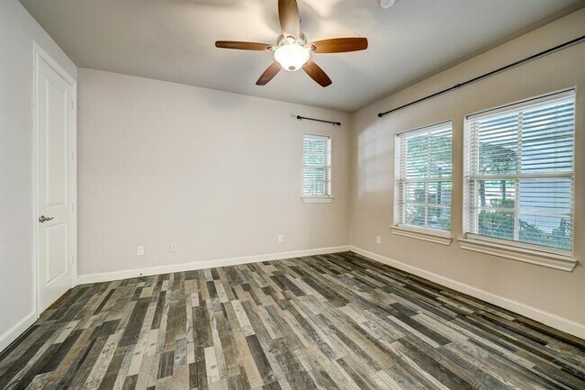 Building Photo - 721 Live Oak St