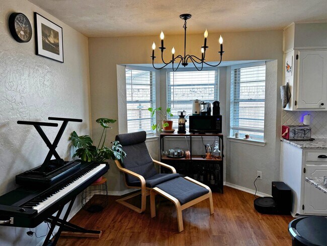 Building Photo - Lovely home in Expressway Village offering 3 bedrooms and a Jack & Jill bathroom.