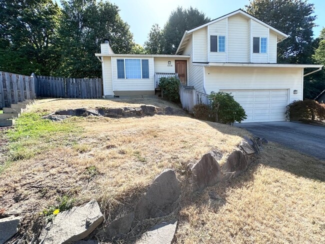 Building Photo - 3 Bed 2.5 Bath 3 Level Home w/ Furnished B...