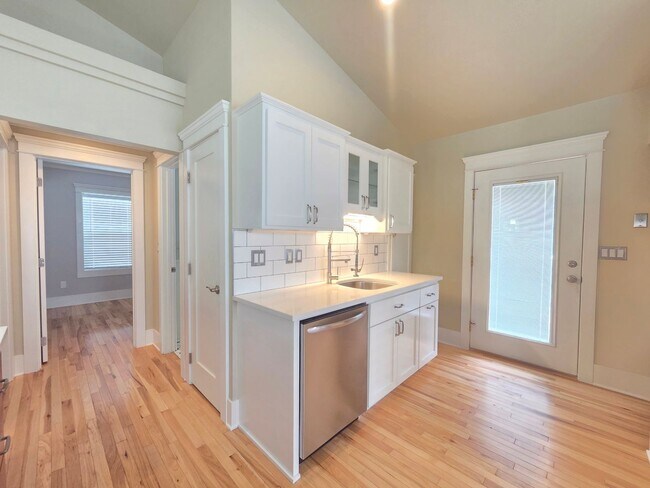 Foto del edificio - $2,600 - 3 Bed / 2 Bath Beautiful Craftsman Home by Manito Park