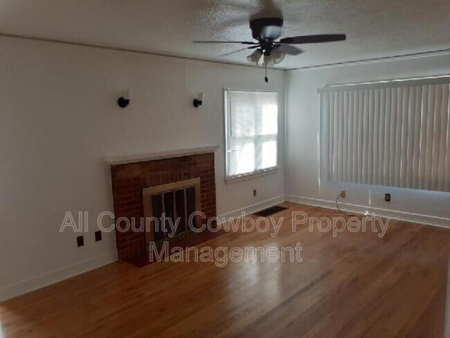 Foto del edificio - 422 W 2nd Ave