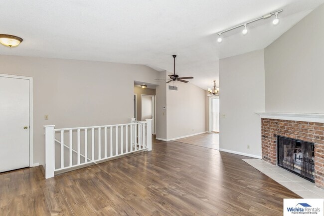 Building Photo - Showings starting 01/09!