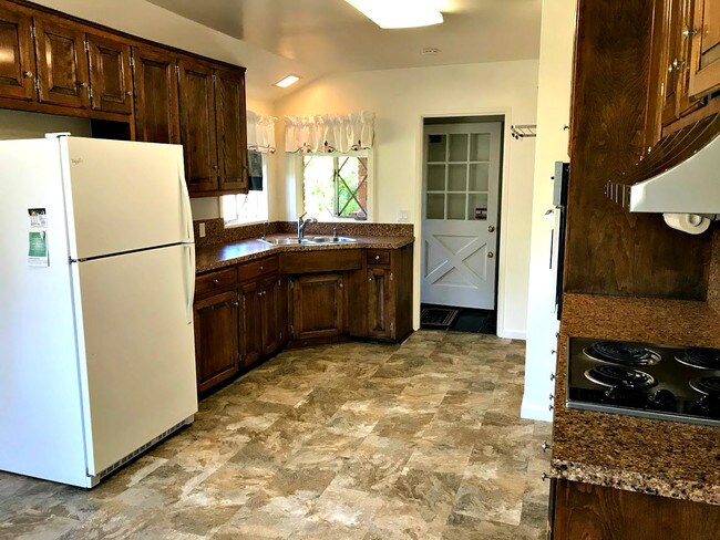 Building Photo - 1580 Encino Dr