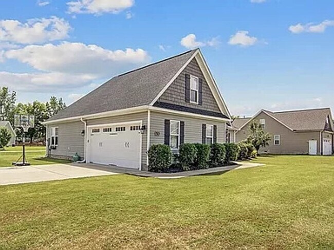 Building Photo - 3 Bedroom 2 Bathroom Right next to Campbel...