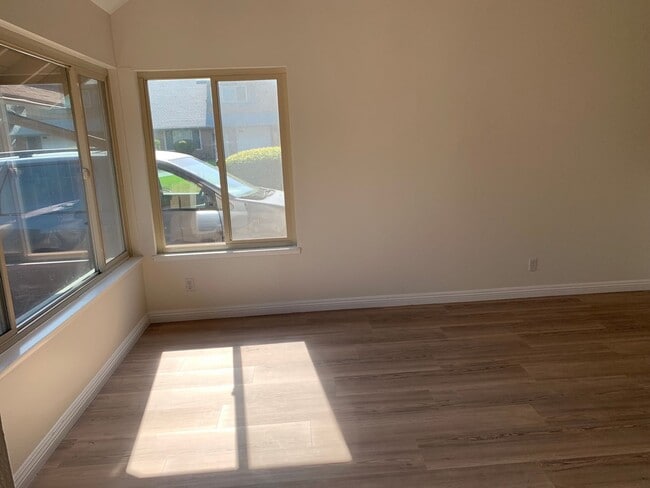 Foto del edificio - Charming Two-Story Home in Vista with Spac...