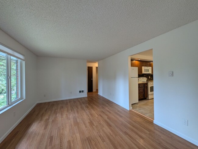 Building Photo - 2Bd/1.5Ba Shoreline Condo