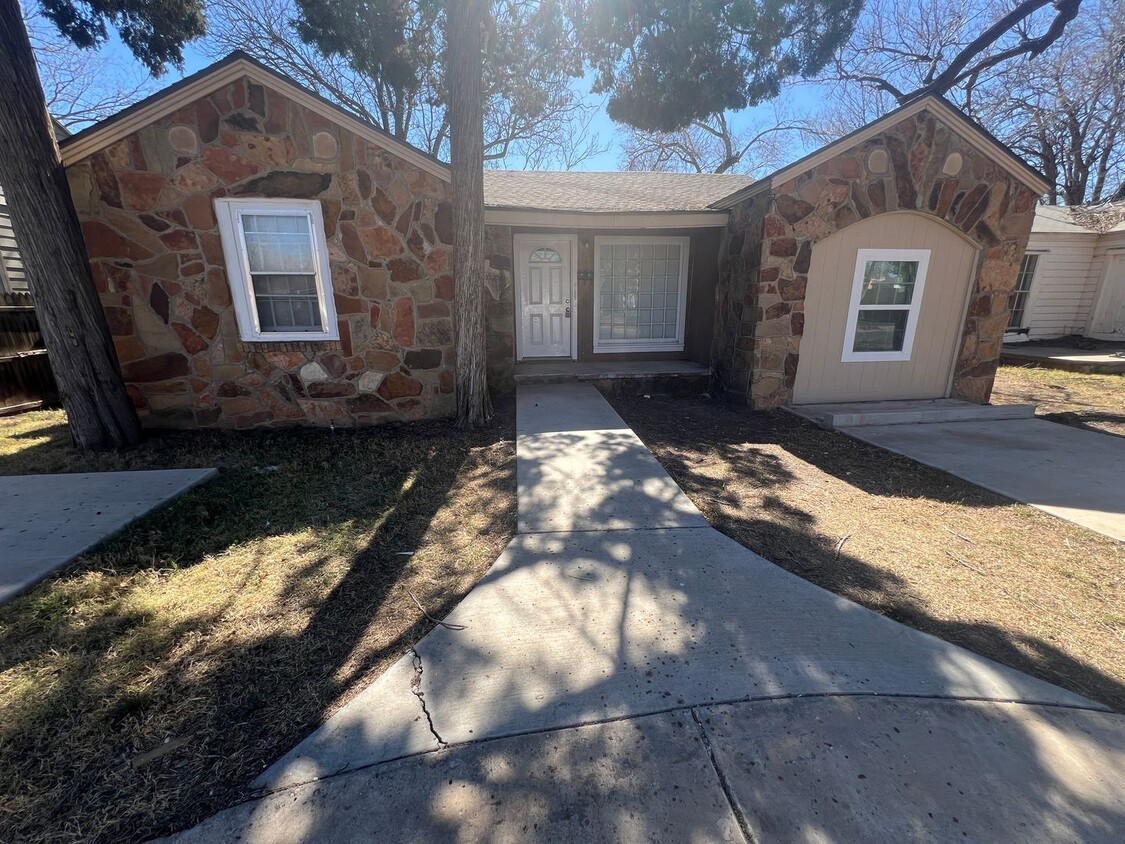 Foto principal - 3 bed 2.5 bath in Heart of Lubbock!