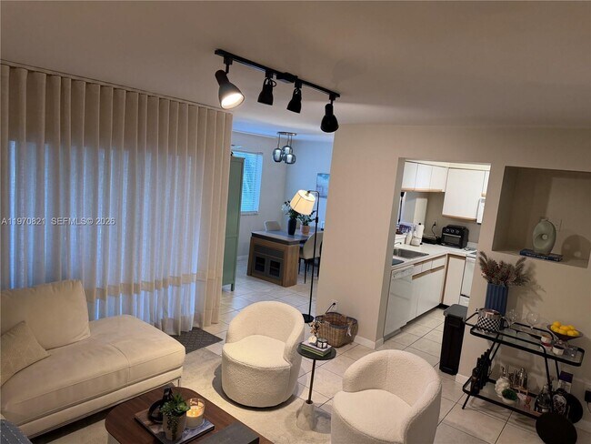 Foto del edificio - 882 NW 92nd Ave