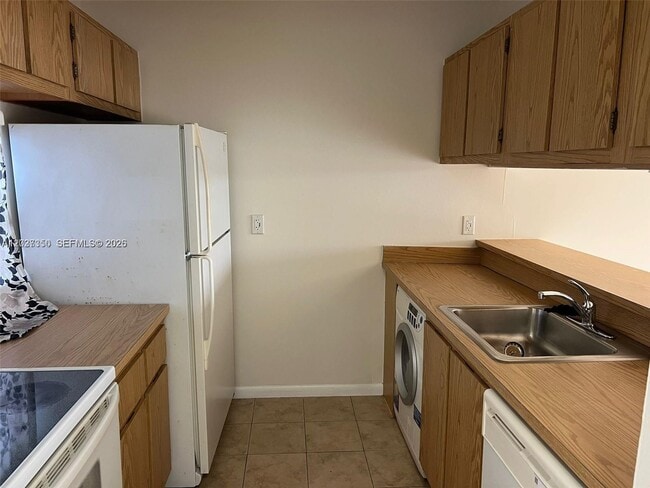 Foto del edificio - 8600 N Sherman Cir