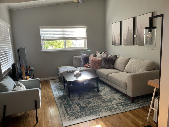 Building Photo - 2540 Robinson Ave