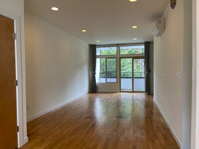 Foto del edificio - 2311A 48th Ave SW