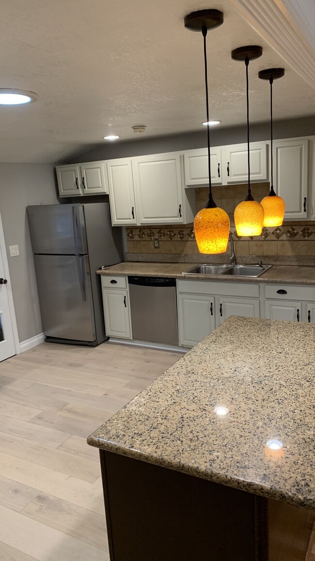 Foto del edificio - 608 Kempton St