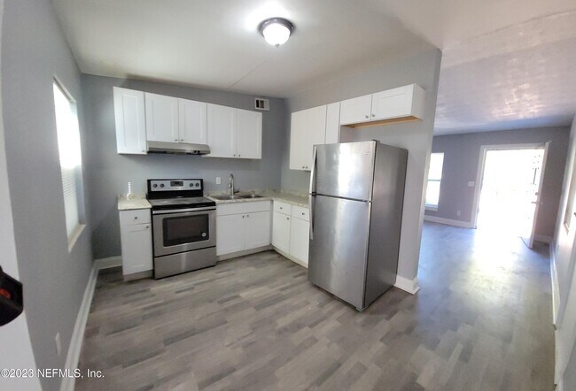 Building Photo - 6114 Strawflower Pl