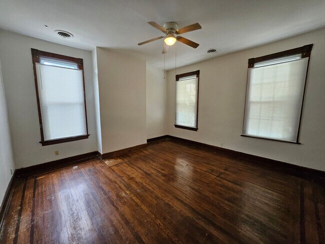 Building Photo - Beautiful 4 bedroom/1.5 bathroom home for ...