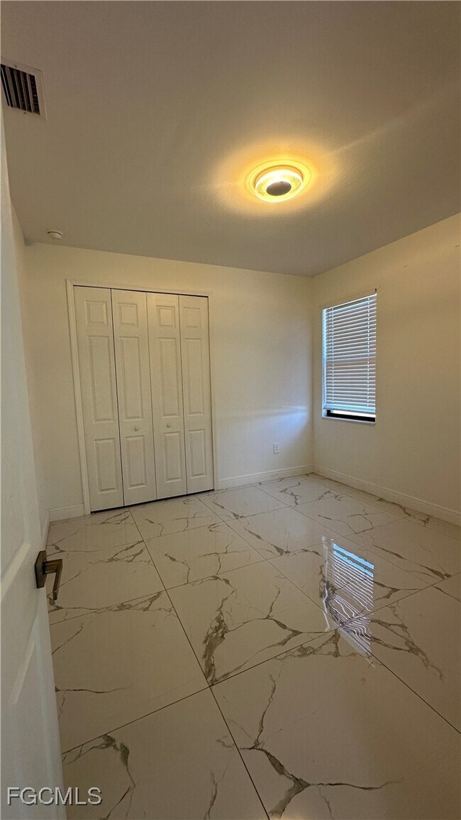 Foto del edificio - 3217 64th St W