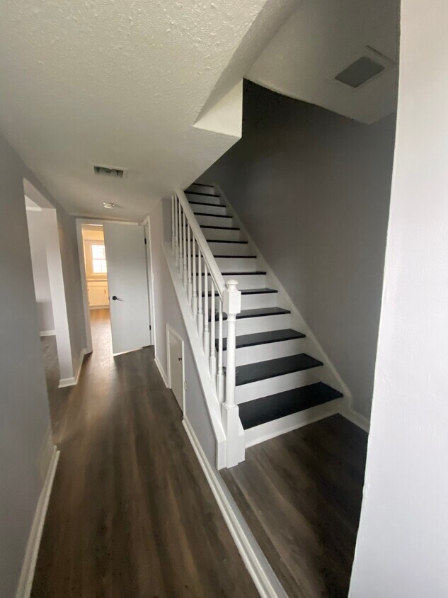 Entry - 424 Muirs Chapel Rd