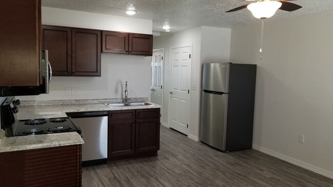 Building Photo - NEWER  LUXURY ONE BEDROOM APARTMENT UNFURN...
