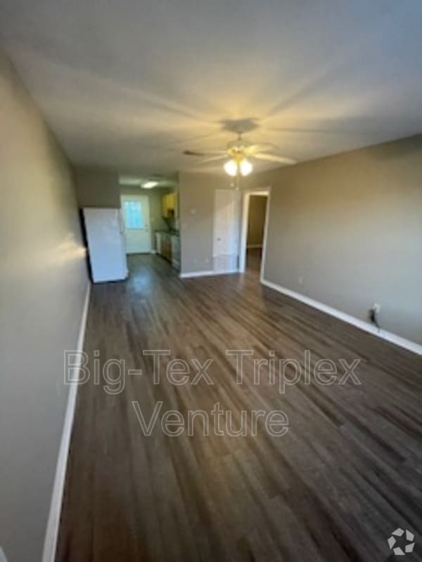 Building Photo - 267 N Pecan St
