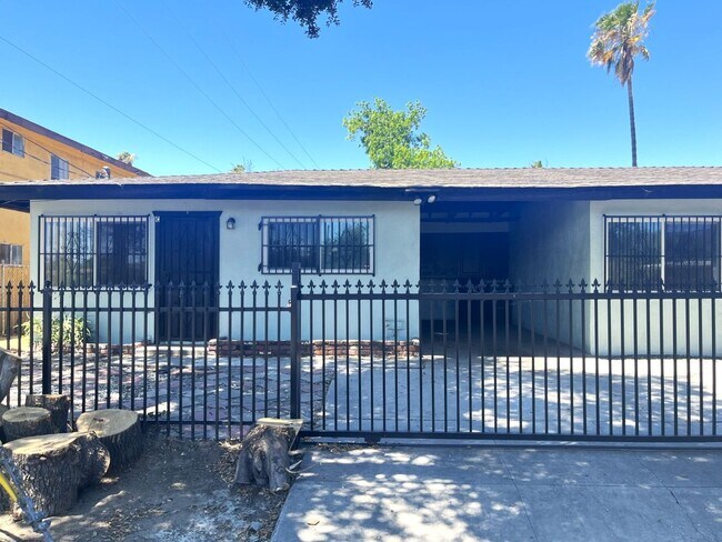 Foto del edificio - 1594 Sepulveda Ave